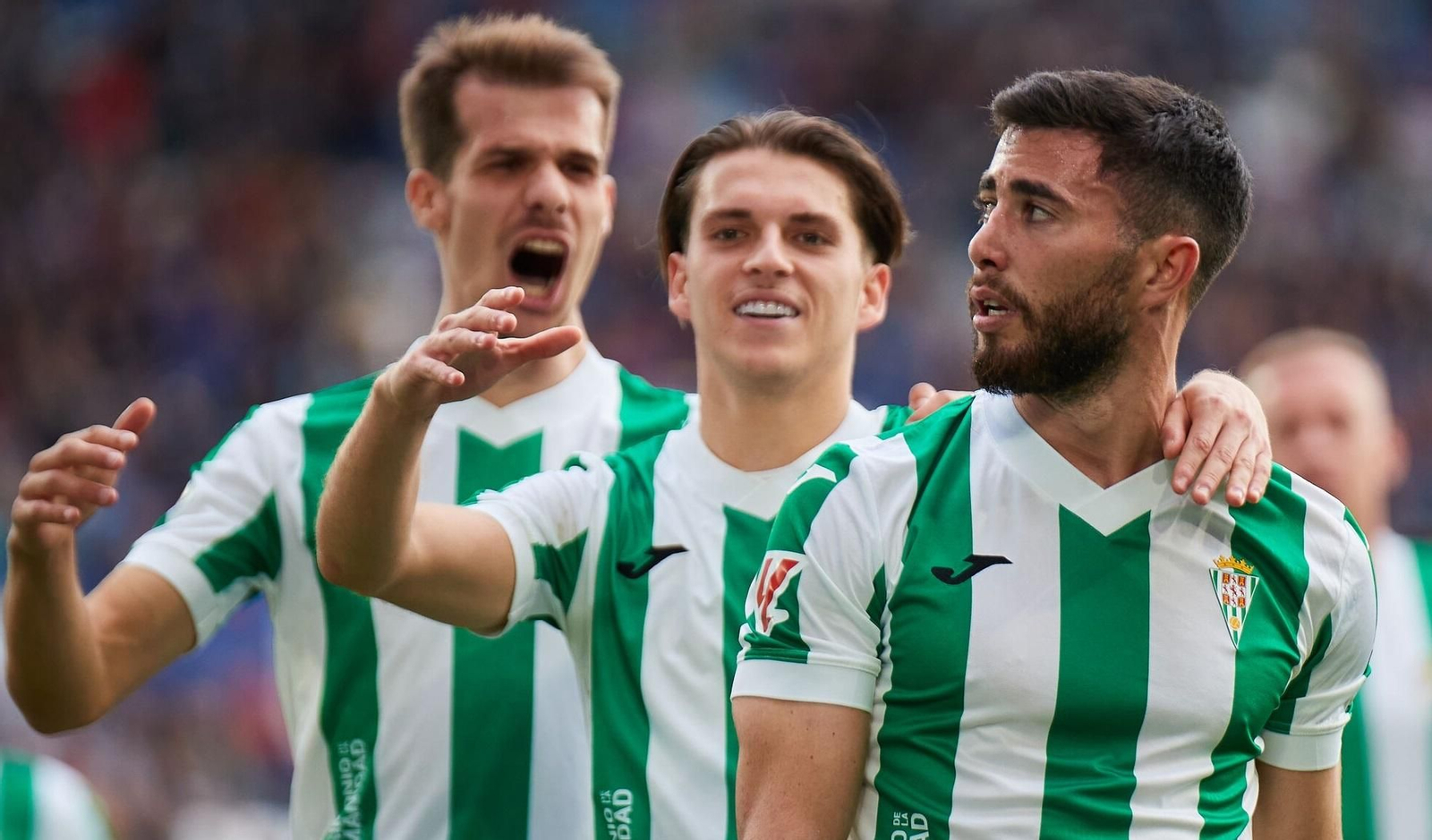 Jacobo celebra un gol junto a Álex Sala y Ander Yoldi.