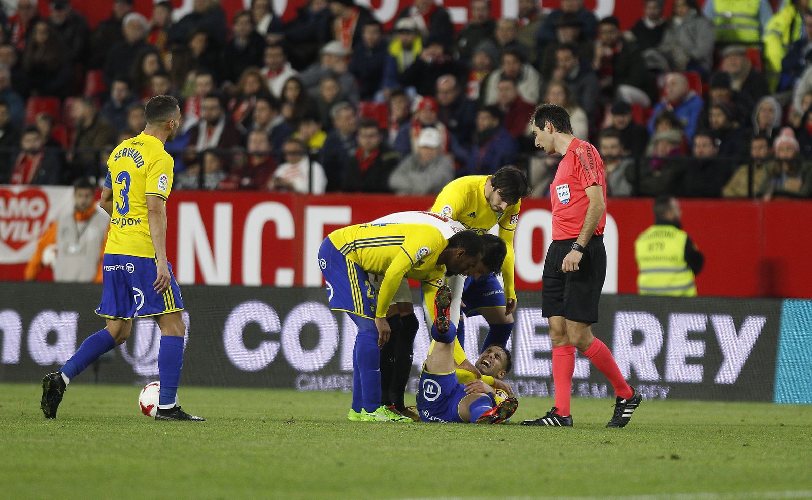Abdullah, Banega, Eugeni y el árbitro, pendientes de Rober Correa.