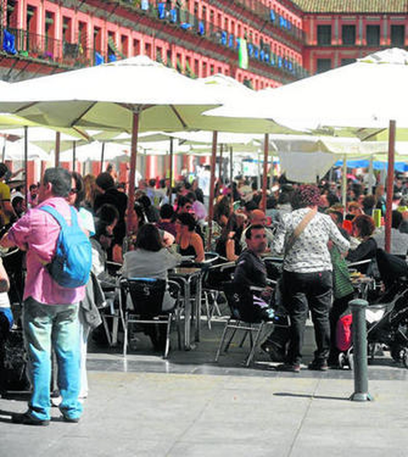 Las terrazas de la plaza de la Corredera, repletas de gente.
