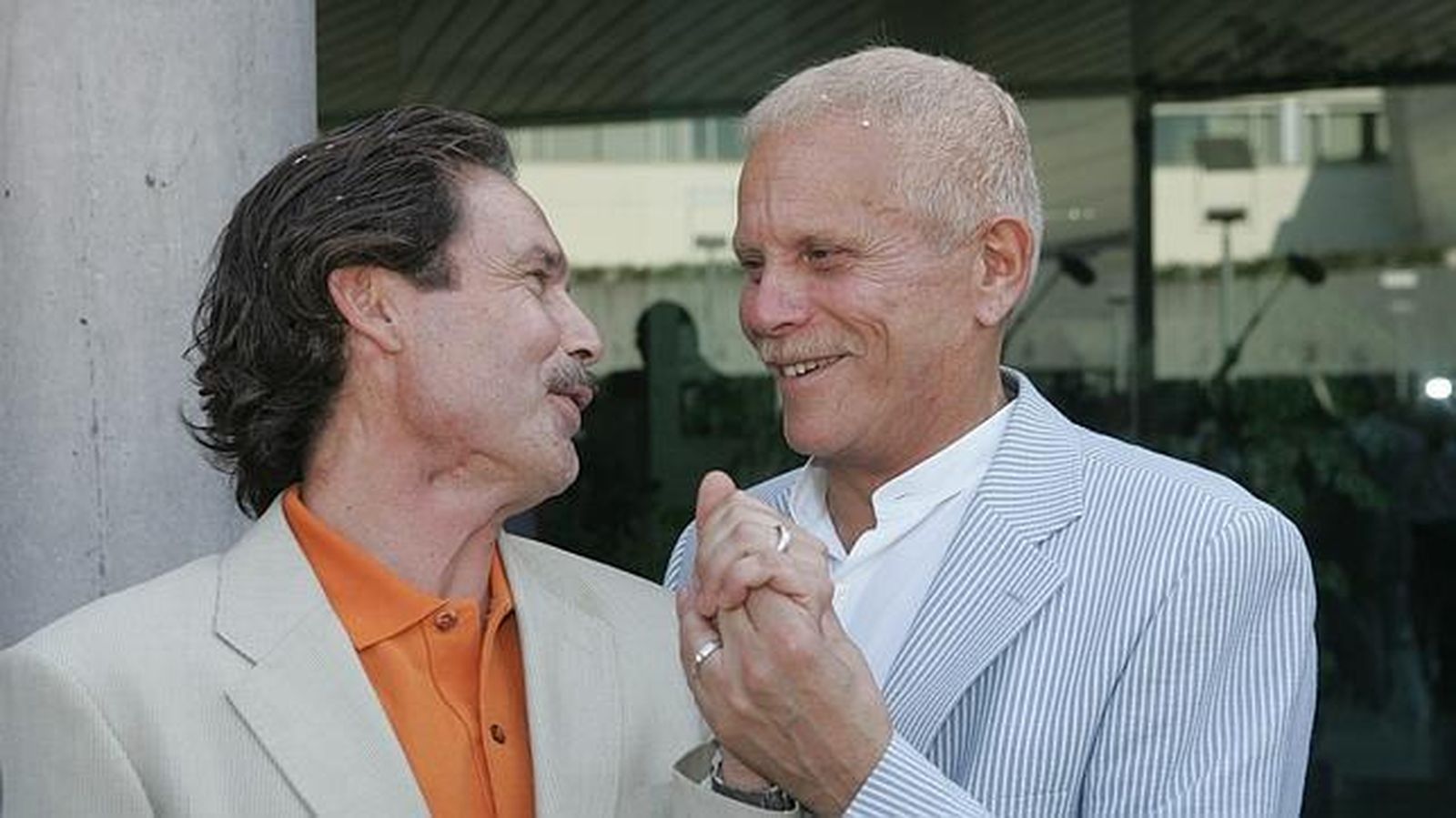 El 11 de julio de 2005 se casaron Carlos y Emilio en Tres Cantos, la primera boda homosexual en España.