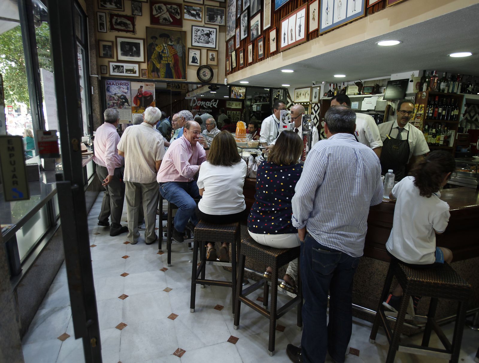 La animada hora del aperitivo en el bar Donald, de la calle Canalejas.