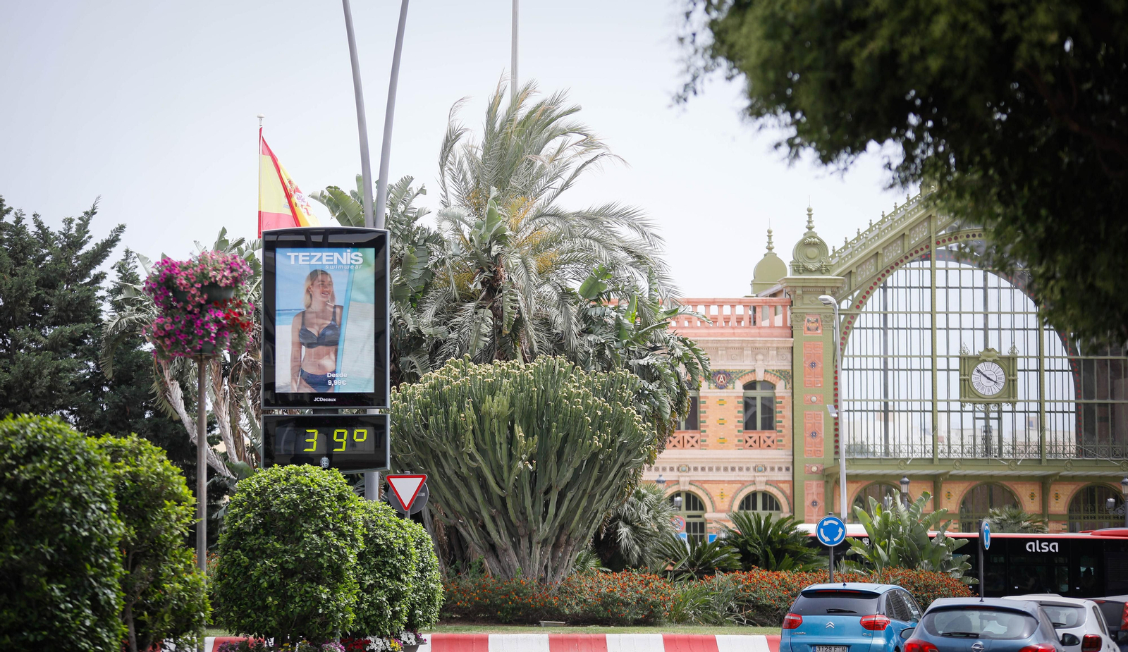 El termómetro frente a la antigua estación de tren de Almería marcaba 39 grados este jueves.
