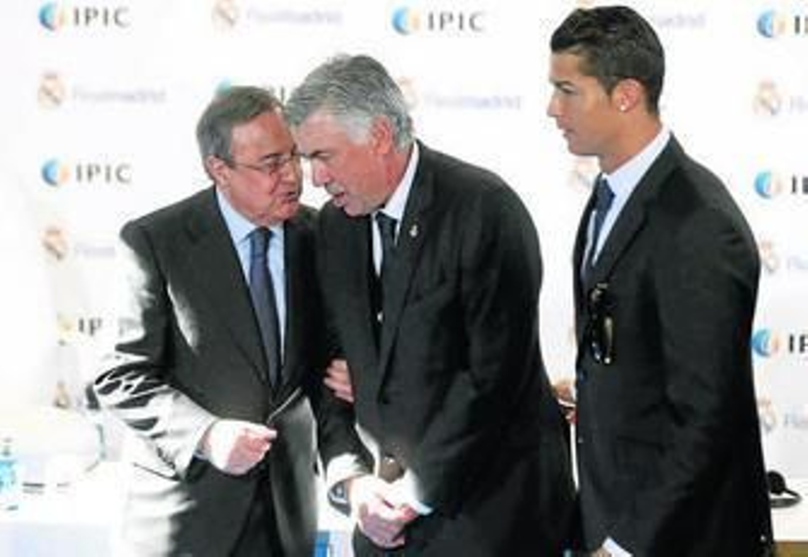 Florentino Pérez, Carlo Ancelotti y Cristiano Ronaldo, ayer en la firma de un acto de patrocinio. Florentino Pérez, Carlo Ancelotti y Cristiano Ronaldo, ayer en la firma de un acto de patrocinio.