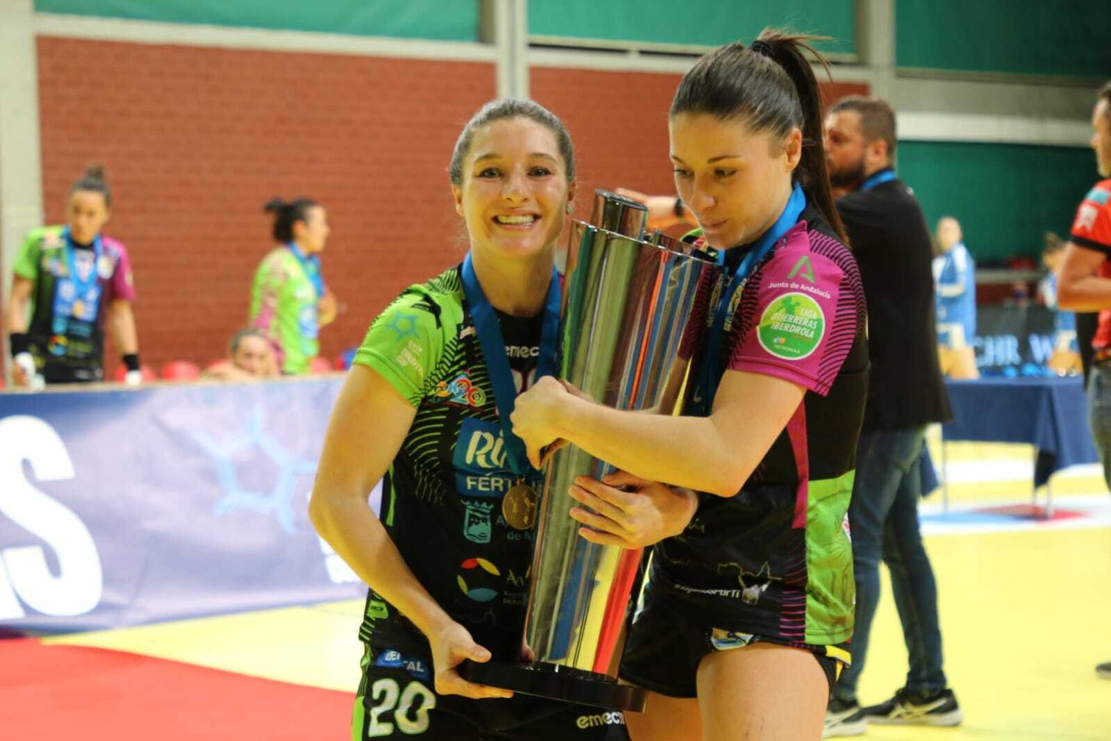 Espe y Sole López, con el trofeo.