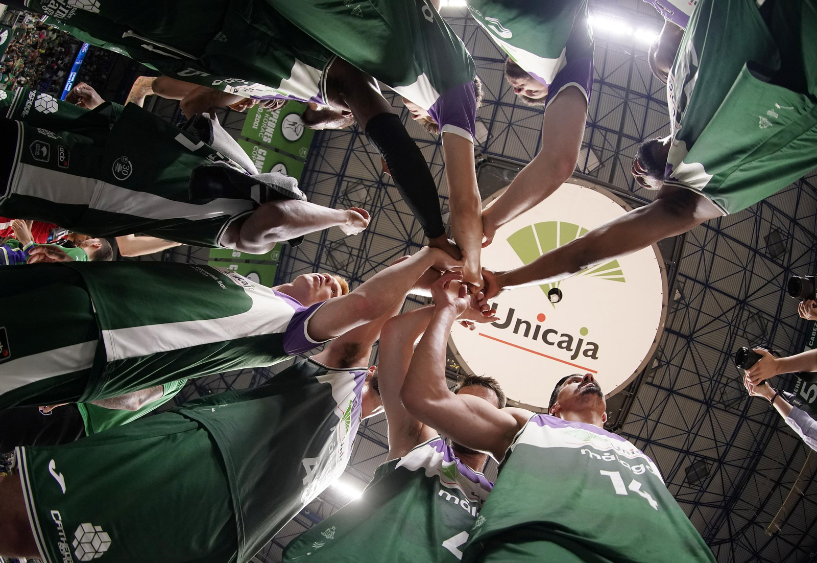 El Unicaja celebra la victoria con BAXI Manresa