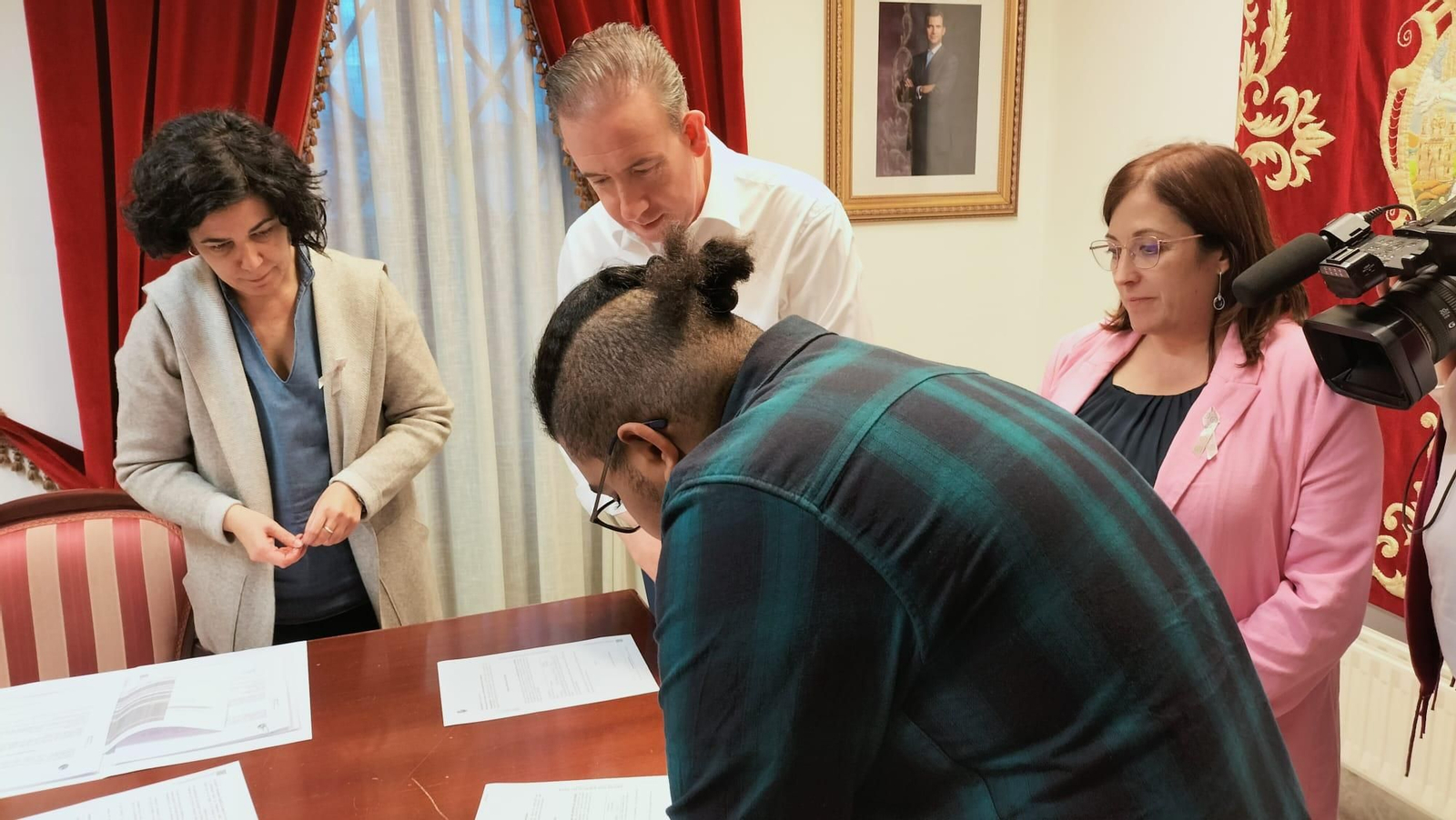 Entrega de becas ayuda estudio 2024