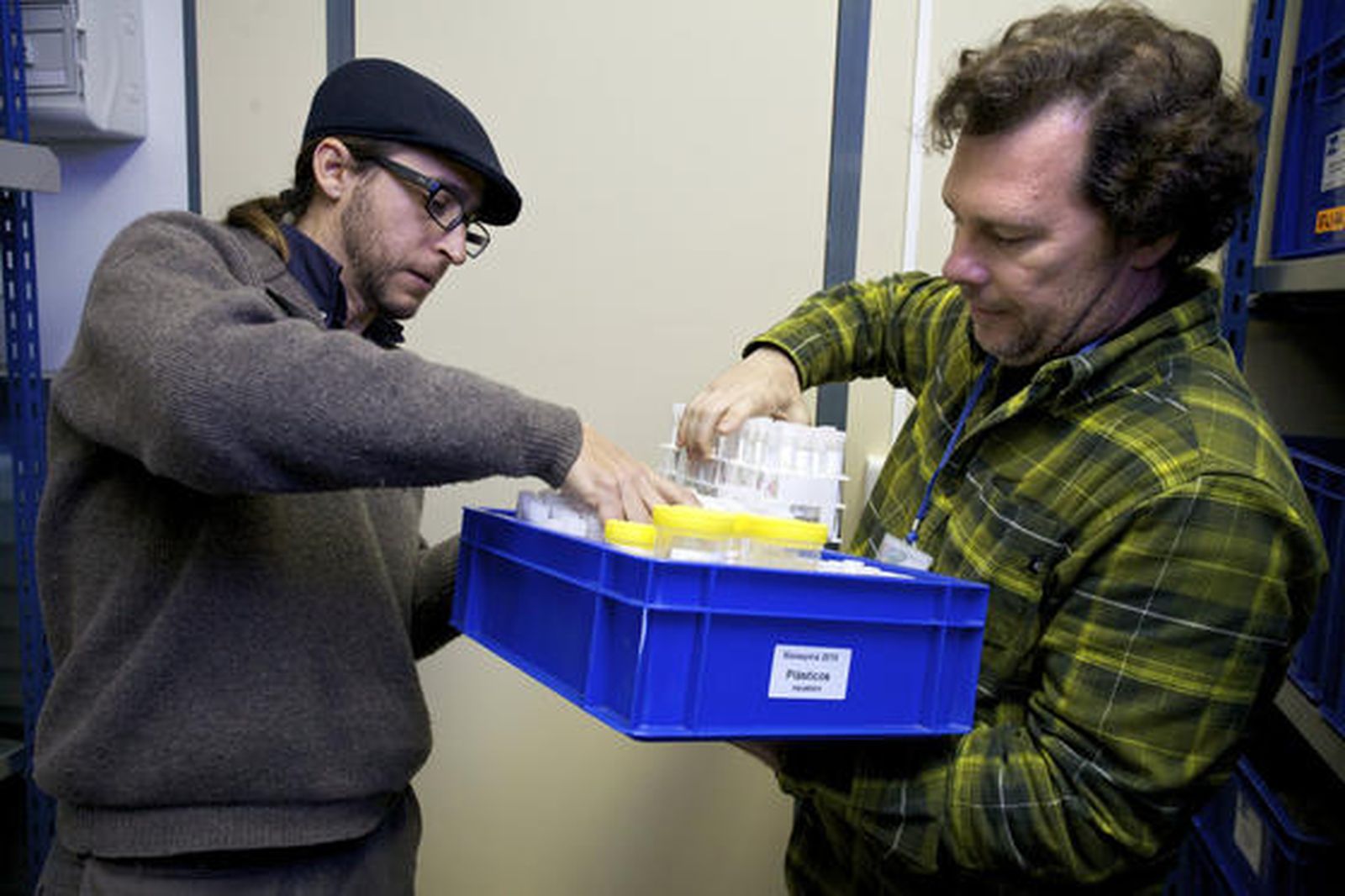 Andrés Cózar (izda.) y Juan Ignacio González Gordillo, ambos de la Universidad de Cádiz, con una caja de muestras. 

Foto: CSIC