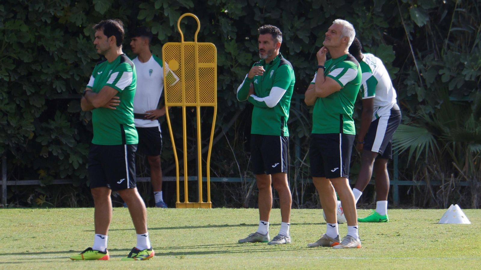 Iván Ania observa el trabajo de sus futbolistas en un entrenamiento del Córdoba CF.