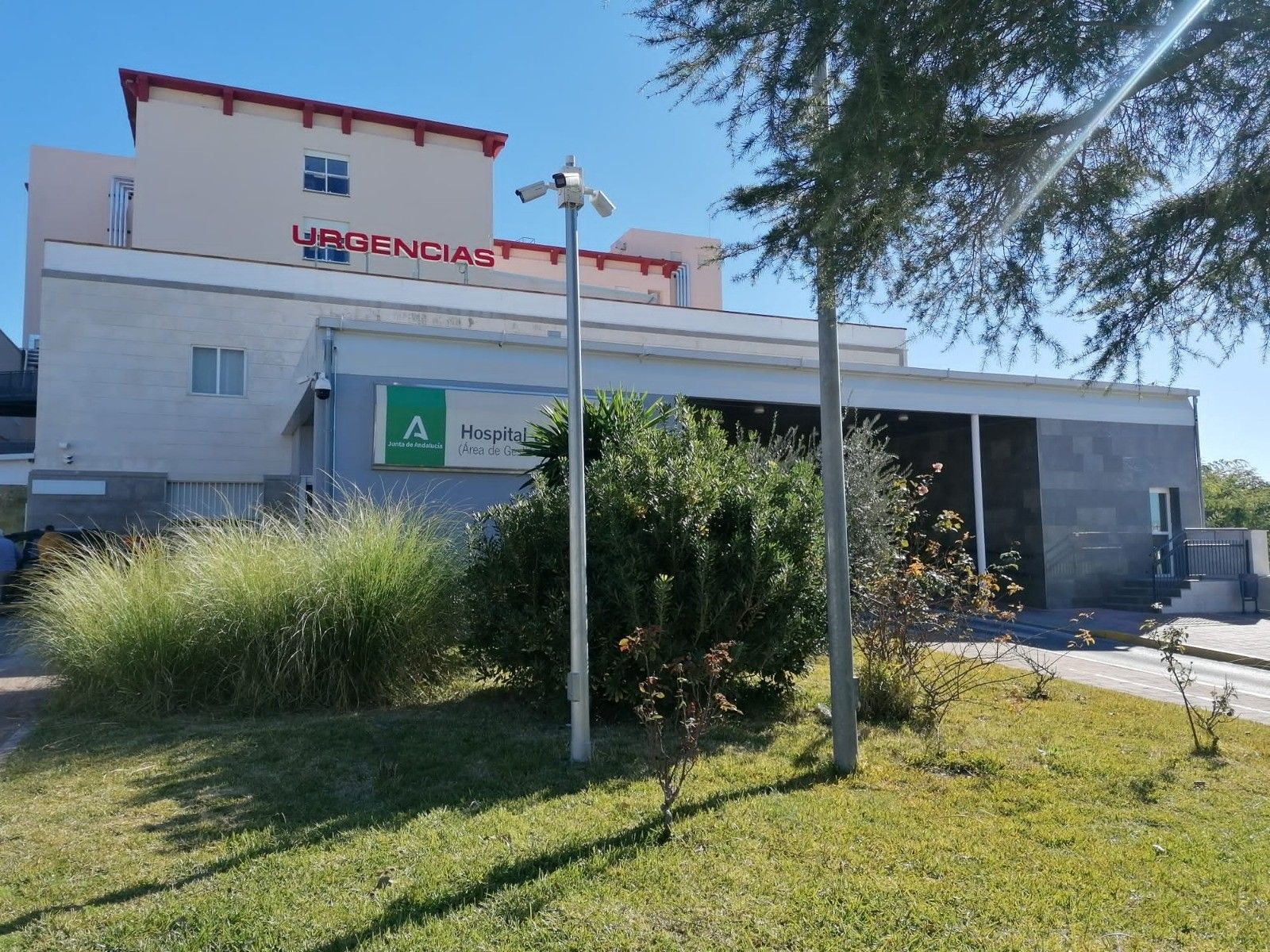 Fachada principal de las Urgencias del Hospital La Merced de Osuna.