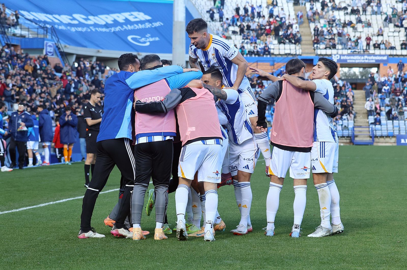 Los jugadores del Recre hacen piña en la celebración de un gol.