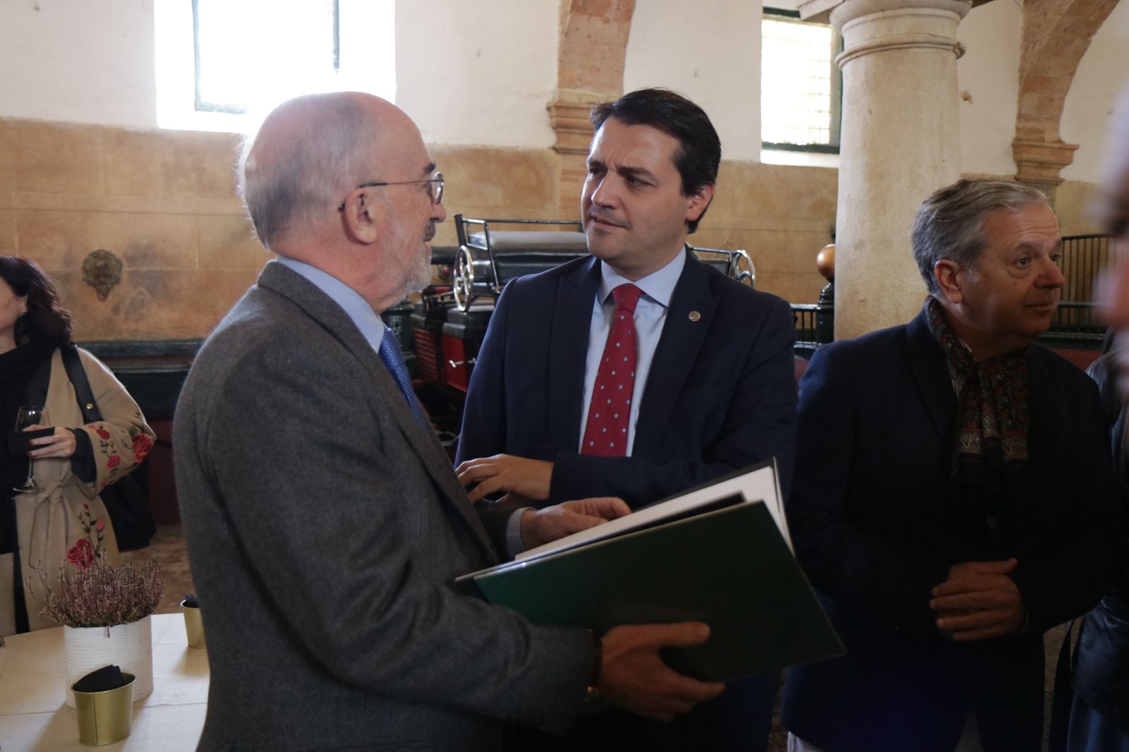 Santiago Muñoz Machado y José María Bellido, en las Caballerizas Reales.