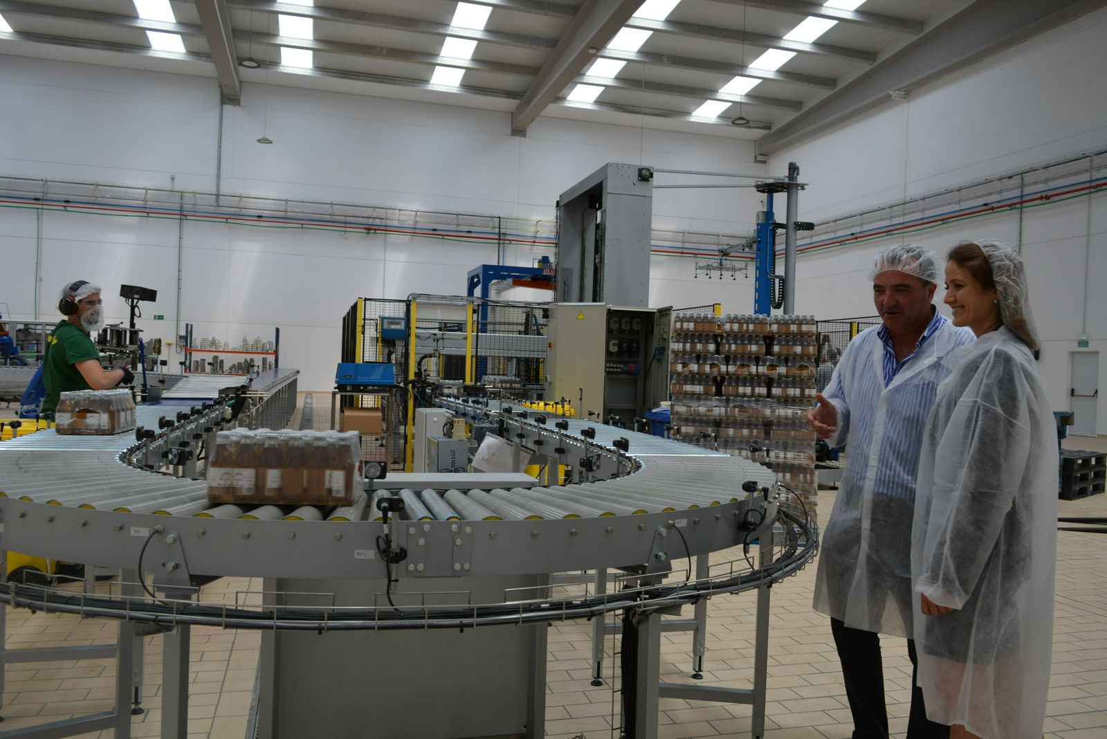 La delegada de Economía, Conocimiento y empresa, Virginia Fernández, en una visita junto al director general de Industrias Espadafor, José Espadafor.