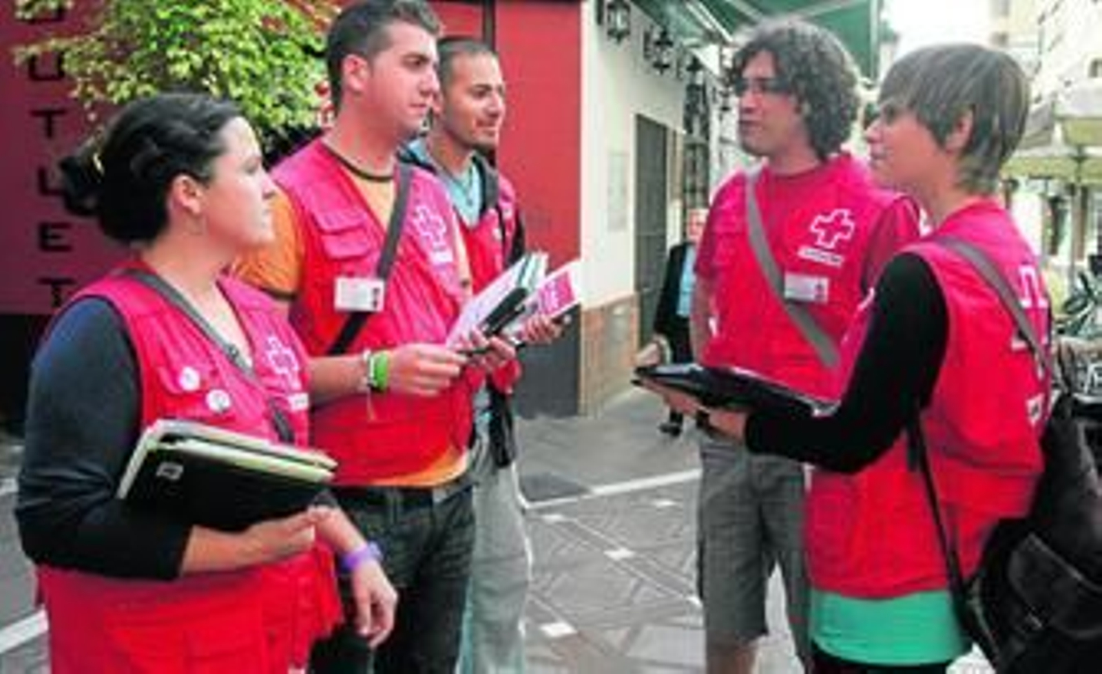 Colaboradores de Cruz Roja, durante su estancia en La Línea.