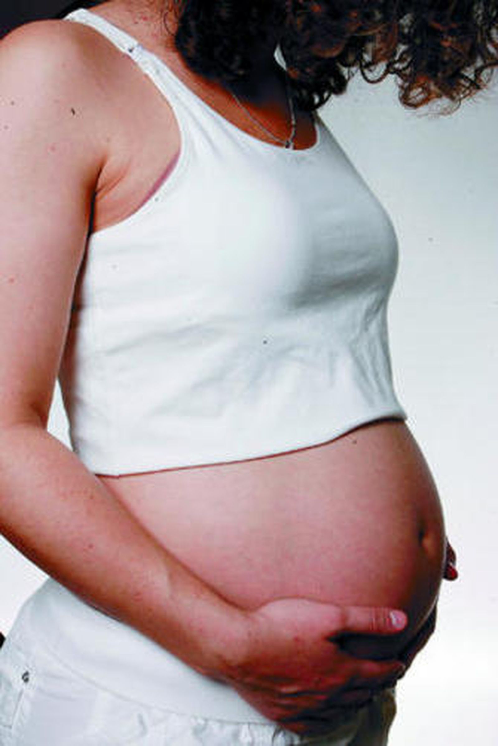 La edad de la maternidad en España ha subido debido a factores laborales, sociales y culturales.