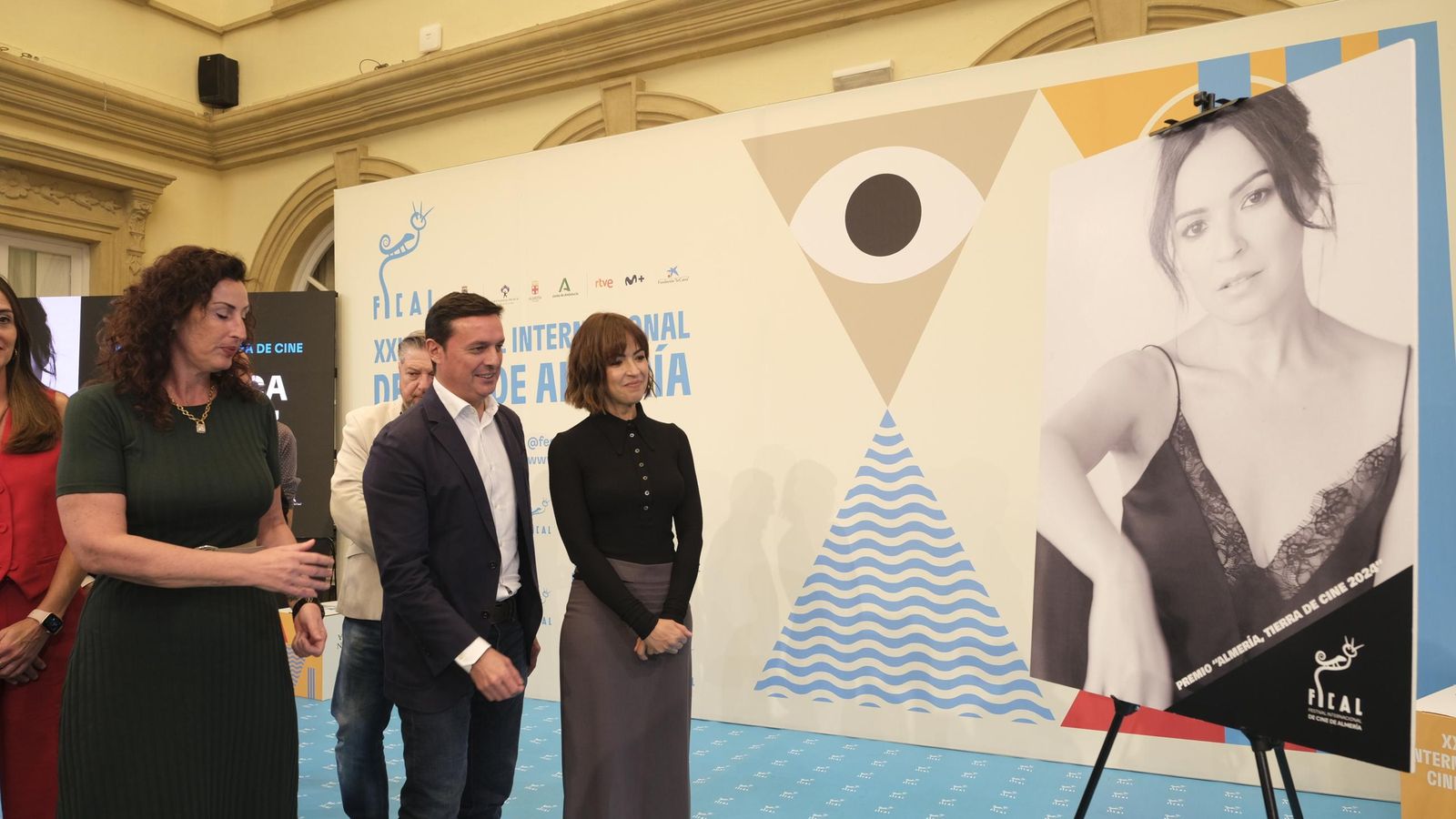 Verónica Sánchez acompañada de Javier A. García y María del Mar Vázquez en Diputación.