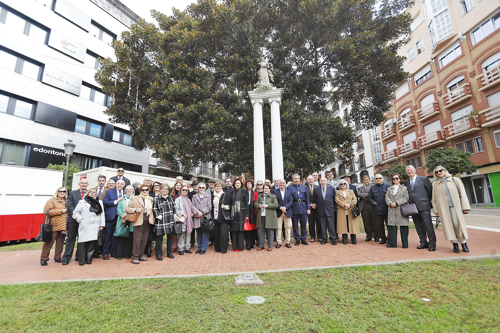 Imágenes de la Ofrenda de flores y rezo ante el monumento a la Inmaculada en Huelva