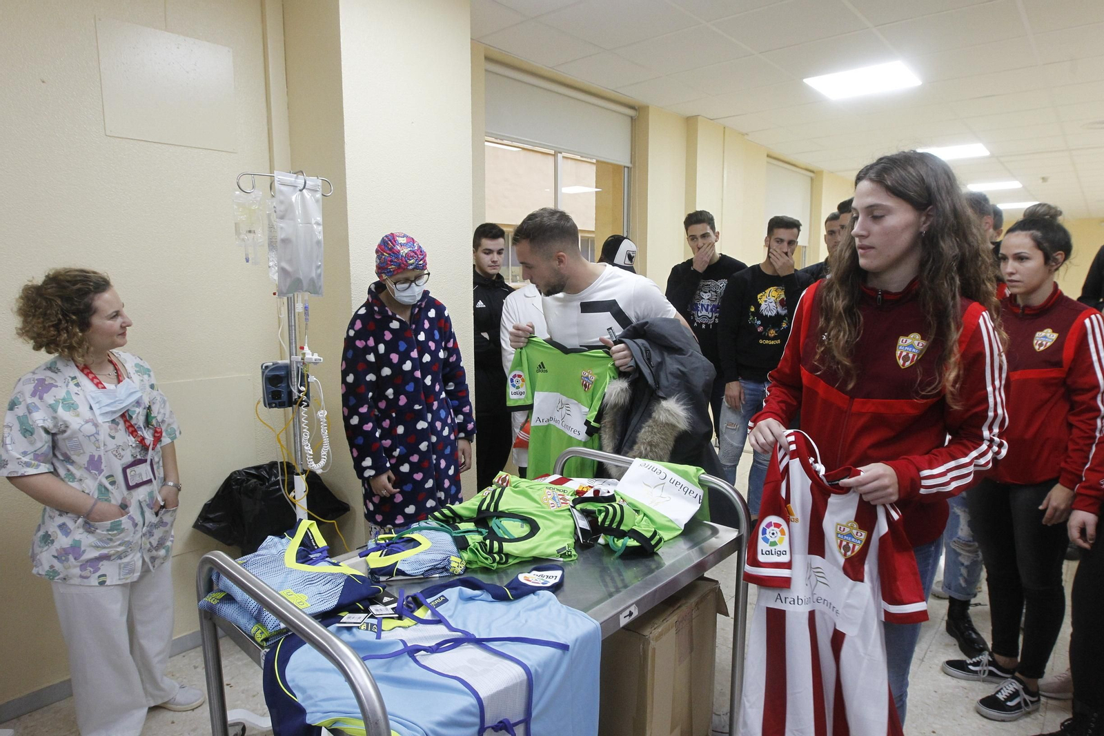 Fotogalería visita jugadores U.D. Almería Hospital Torrecárdenas