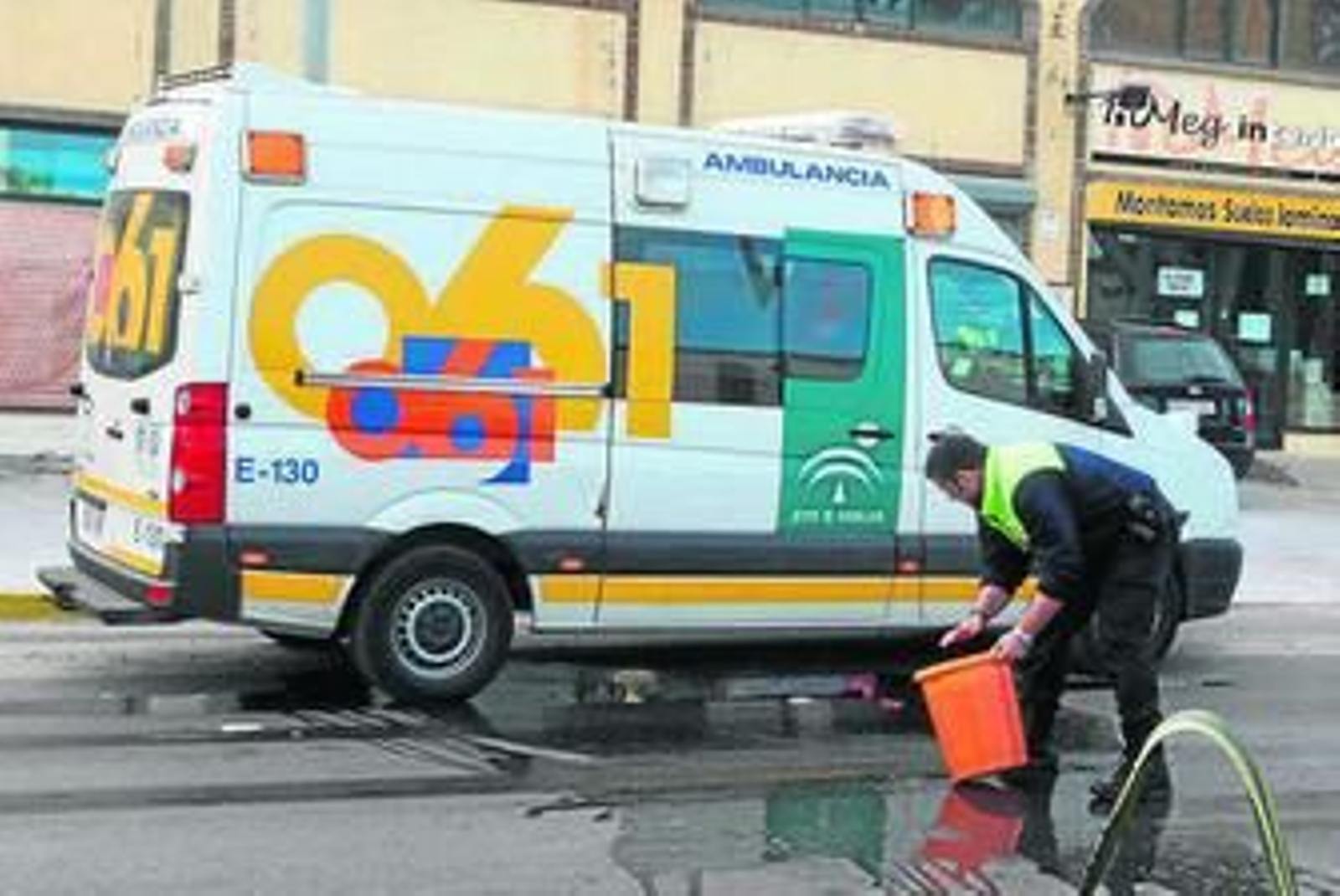 Una ambulancia del 061, en La Línea.