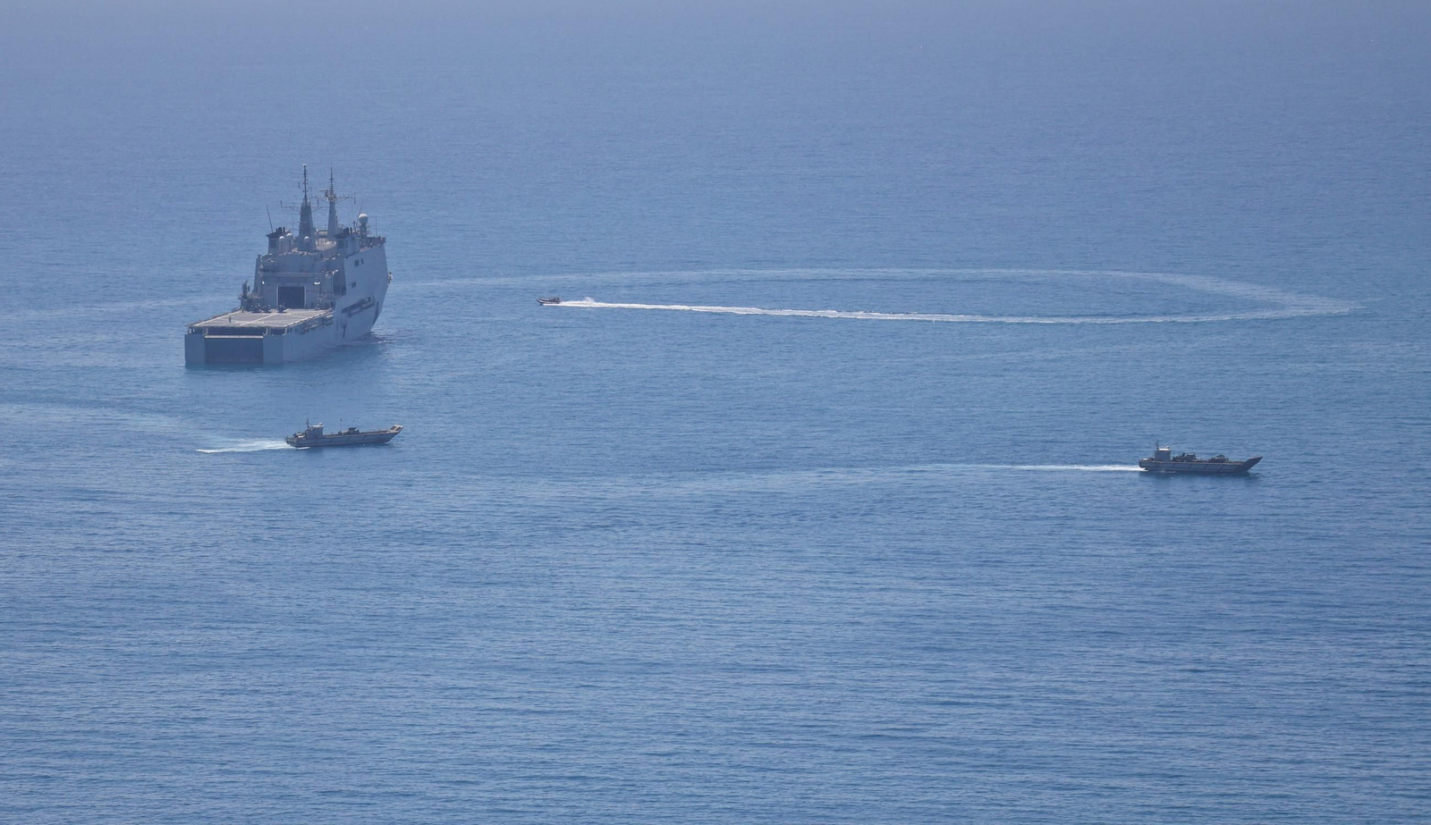 Los buques de la Armada 'Juan Carlos I' y 'Galicia' ya están en Málaga para el desembarco, en fotos