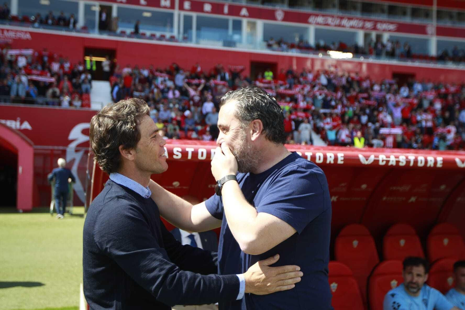 Rubi charla con Sergio González antes del pitido inicial