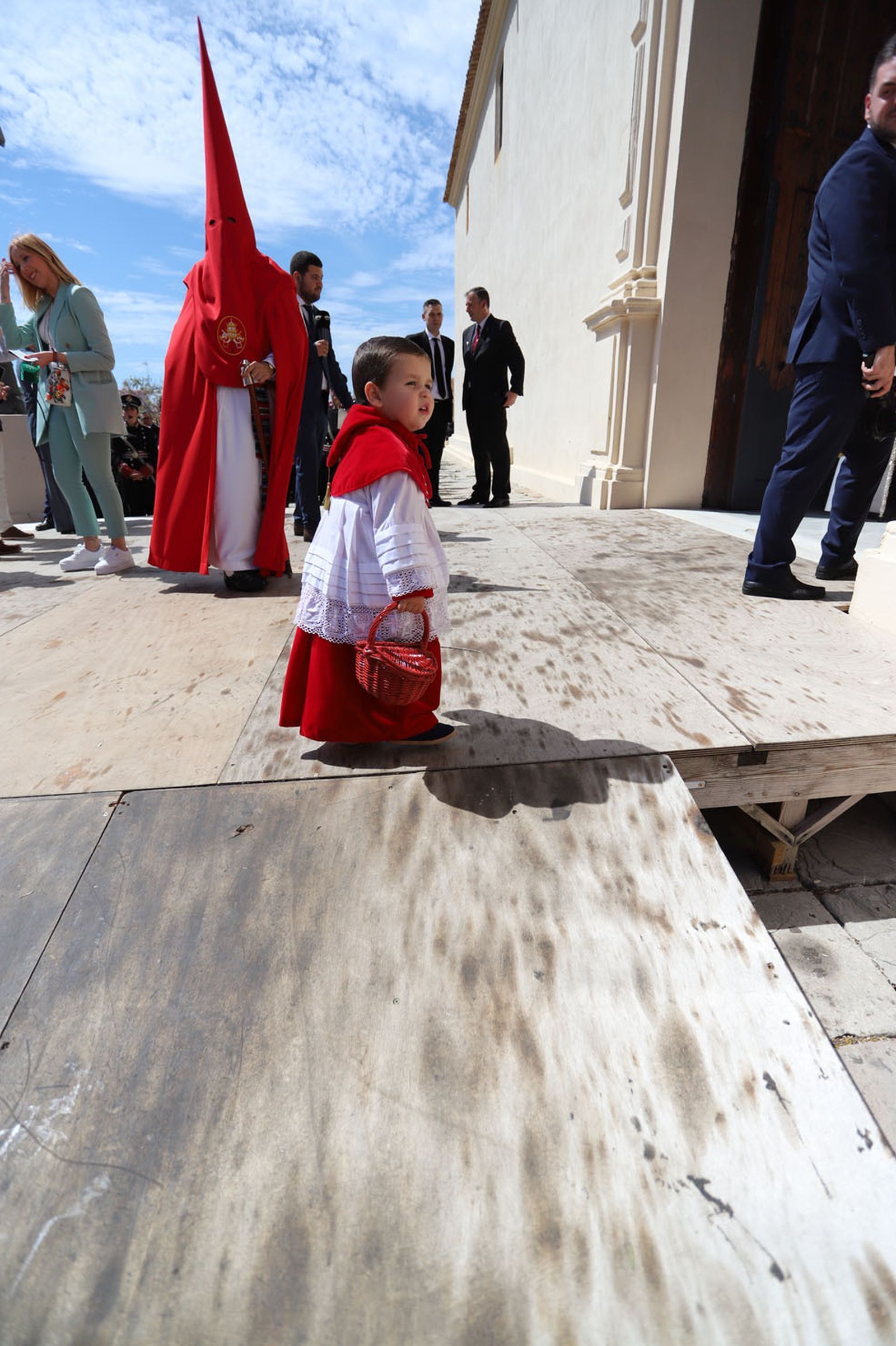 Imágenes del recorrido de la Borriquita  por las calles de Huelva
