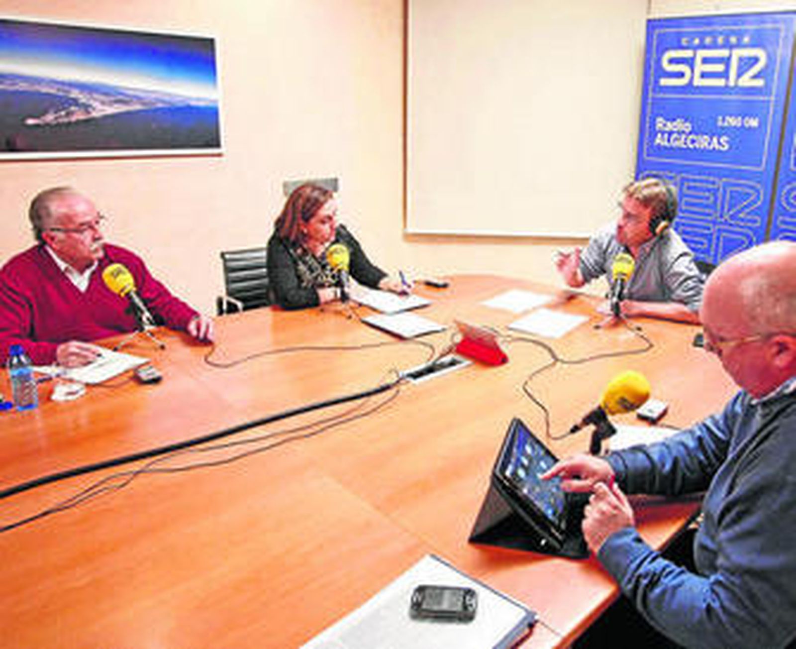 Morón y Pinteño intervienen en el programa de la Cadena SER, ayer por la tarde.