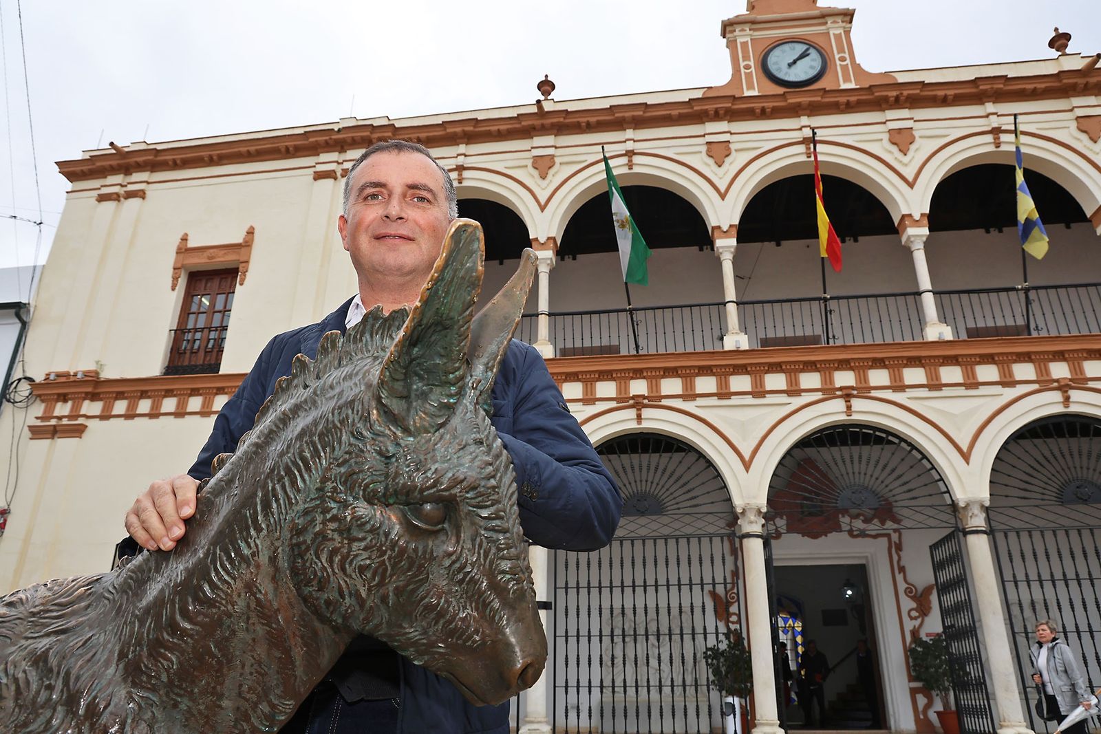 El alcalde de Moguer, Gustavo Cuéllar, junto a Platero a las puertas del Ayuntamiento.