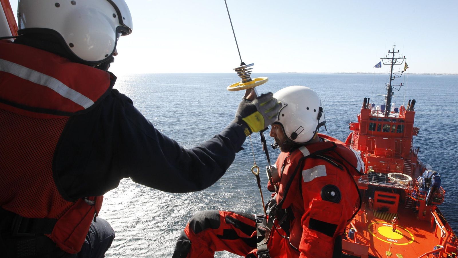 Cuando  una emergencia surge en la costa, el helicóptero en servicio sale desde el aeropuerto de Almería con dos pilotos y dos rescatadores, mientras dos mecánicos esperan en la base.