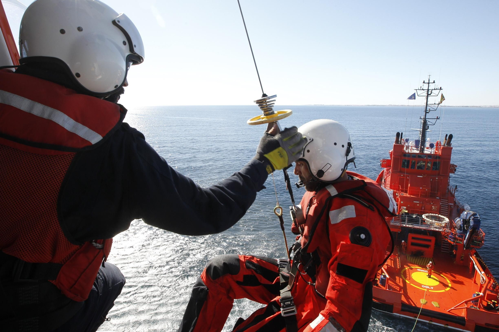 Cuando  una emergencia surge en la costa, el helicóptero en servicio sale desde el aeropuerto de Almería con dos pilotos y dos rescatadores, mientras dos mecánicos esperan en la base.