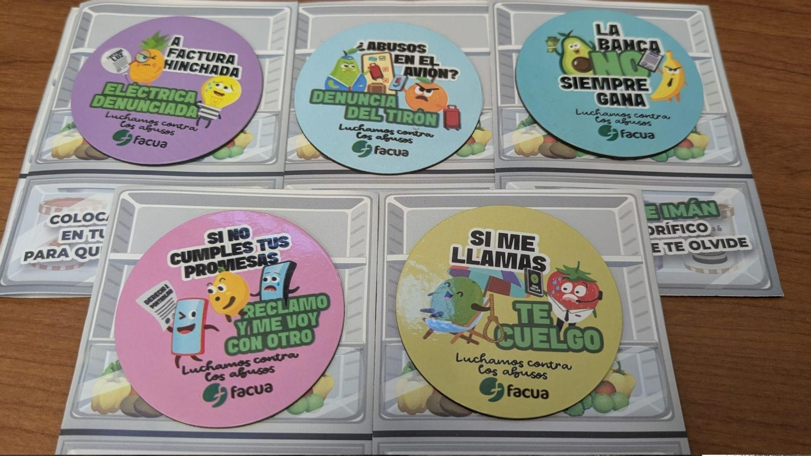 Imagen de los imanes y folletos que repartirá Facua Andalucía para fomentar que los consumidores defiendan sus derechos