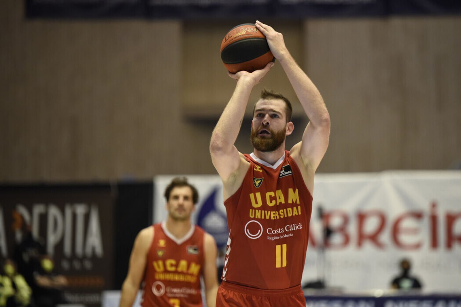 Nemanja Radovic lanza un tiro libre.