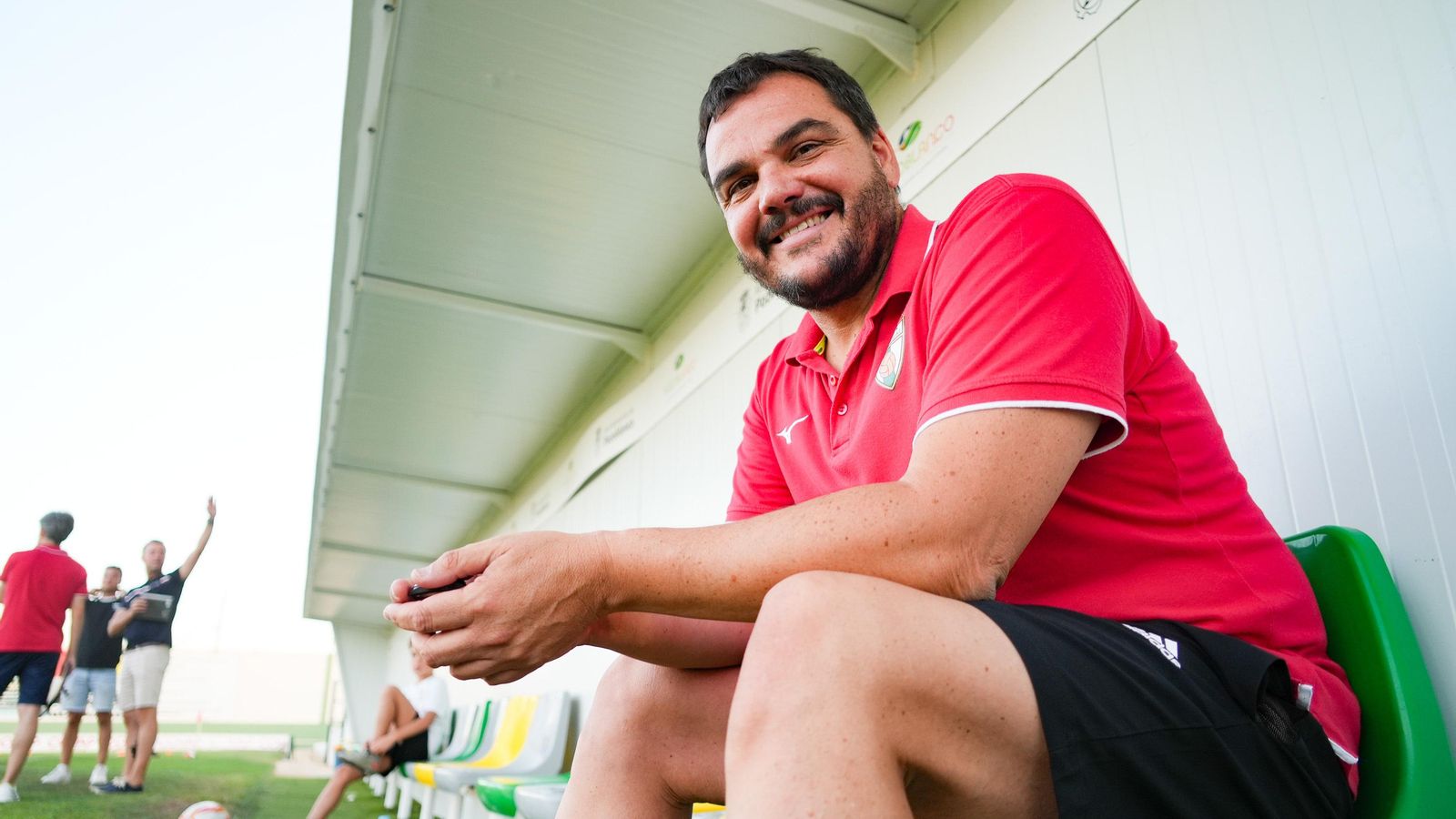 Antonio Jesús Cobos posa para 'el Día' en el banquillo del Municipal de Pozoblanco.