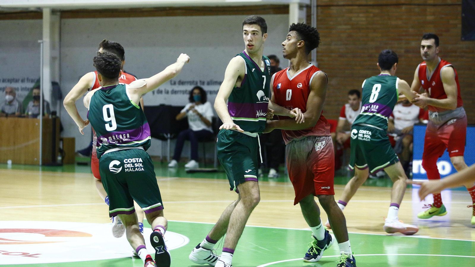 Álvaro Folgueiras defiende durante un partido. Álvaro Folgueiras defiende durante un partido.