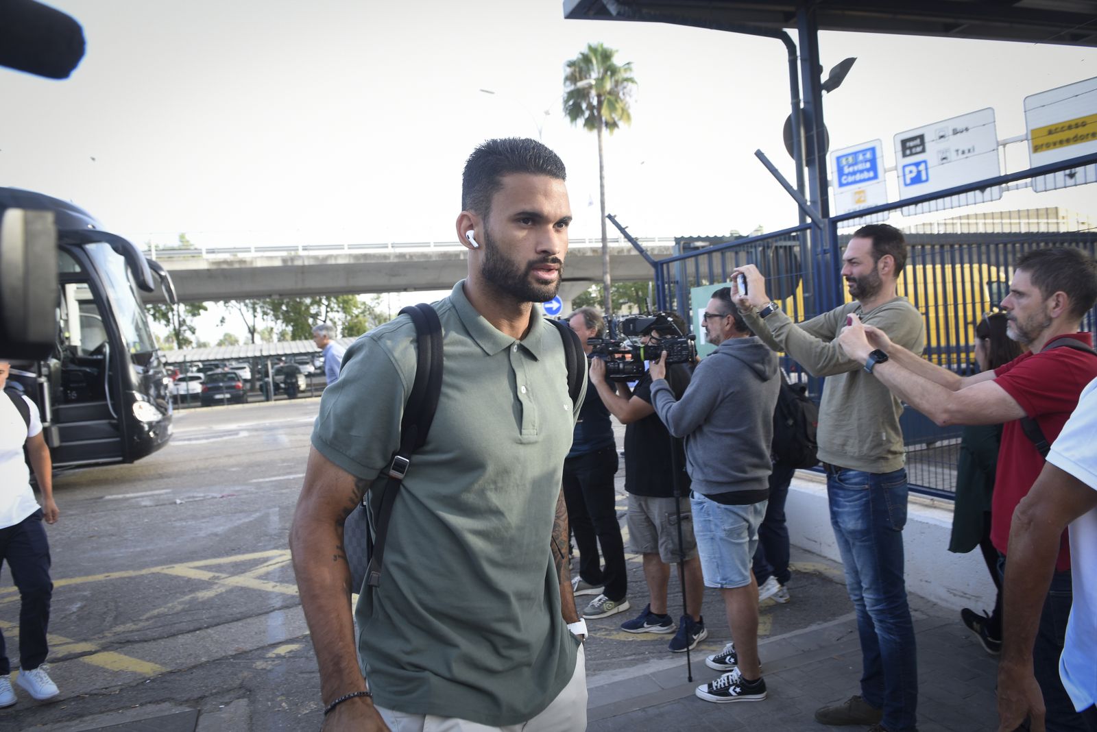 Imágenes del Real Betis en el aeropuerto de Sevilla rumbo a Roma