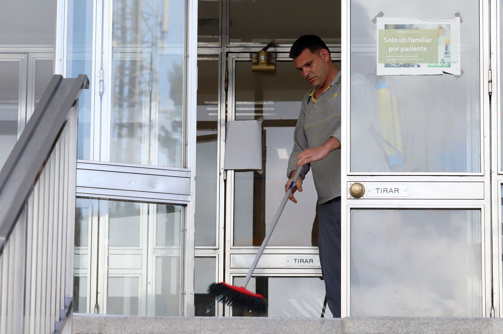 Imágenes de las tareas de desinfección de la UME en el Hospital Infanta Elena