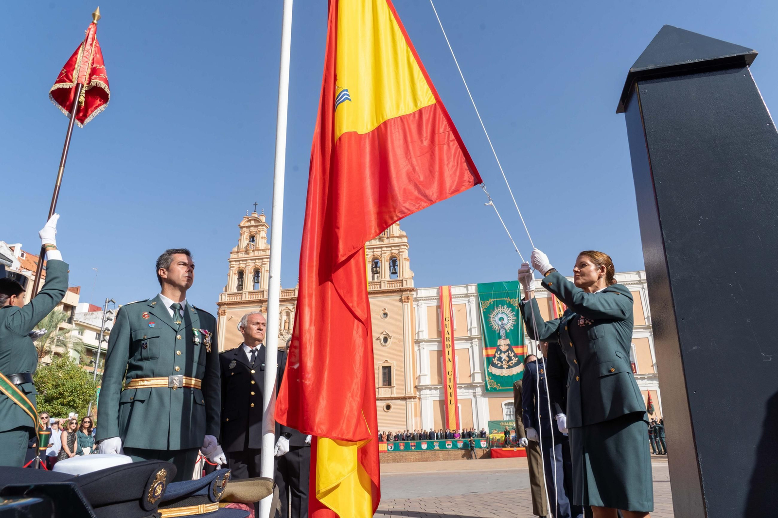 Imágenes del desfile de la Guardia Civil en el Día de la Hispanidad y de su patrona en la Plaza de La Merced