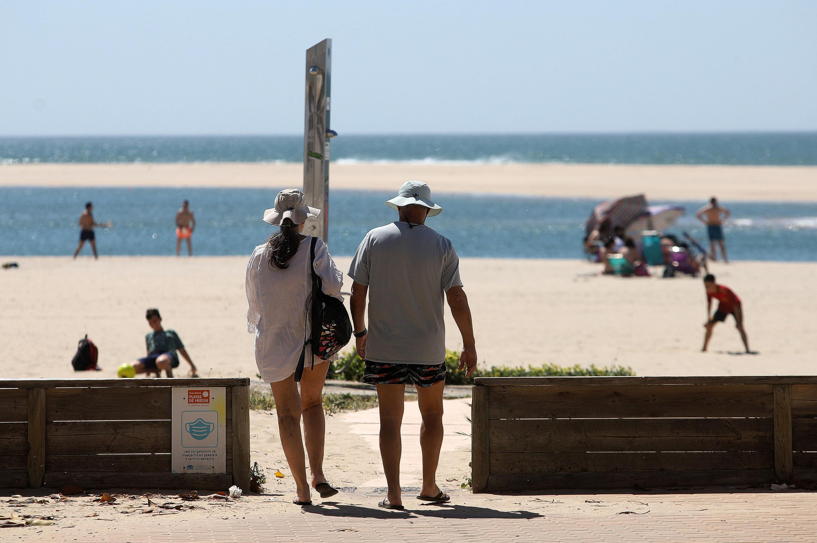 Imágenes del ambiente en la playa en la mañana del domingo en Huelva