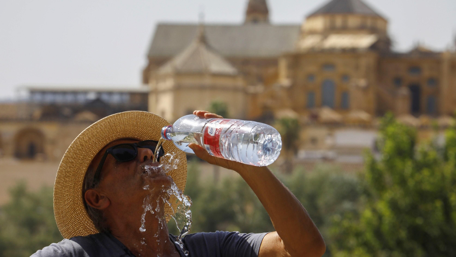 Un hombre bebe agua en Córdoba.