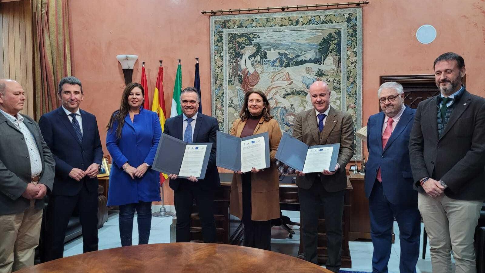 La Junta y el Ayuntamiento condal han firmado el convenio.