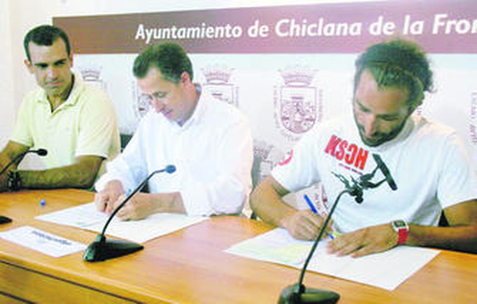 Momento de la firma del convenio, ayer en el Ayuntamiento.