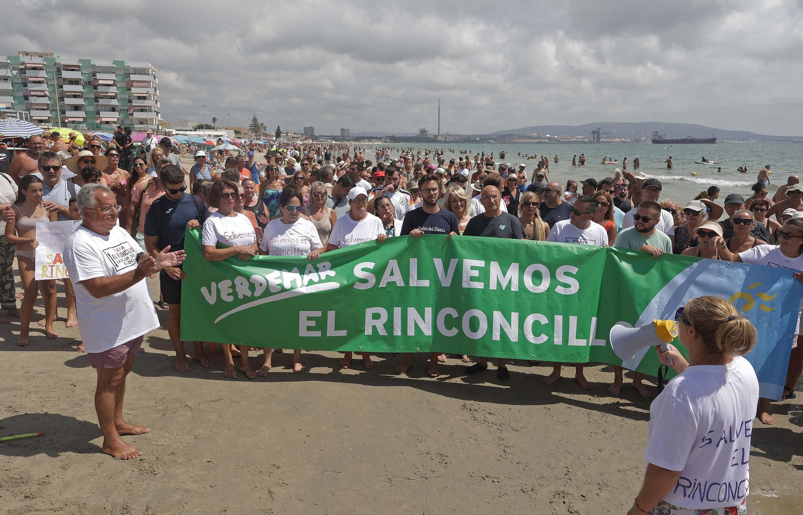 Fotos de la manifestación de la plataforma Salvemos El Rinconcillo y el grupo ecologista Verdemar en Algeciras
