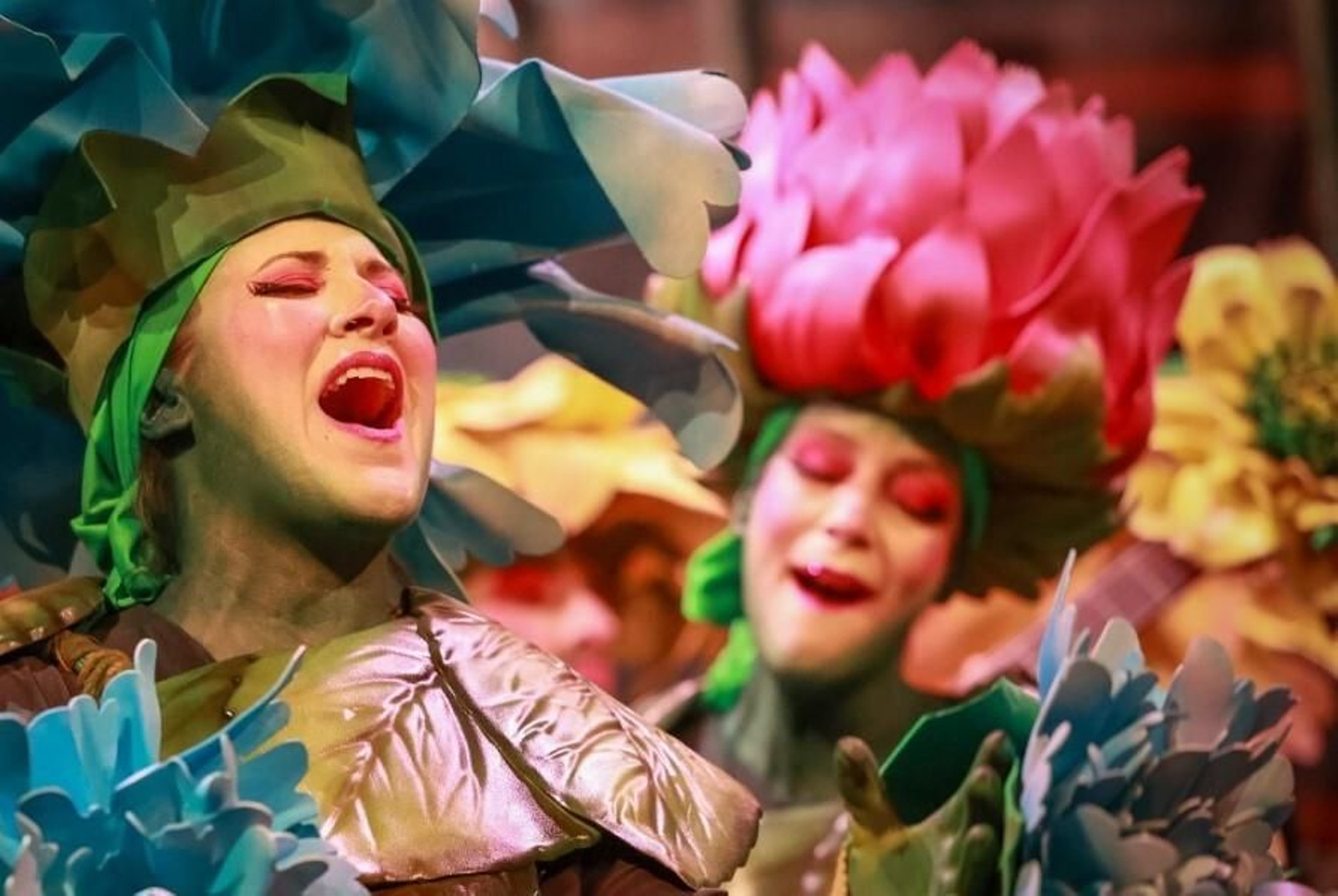 Clara, directora de 'Las consentidas', como una flor rosa en un segundo plano de la imagen.