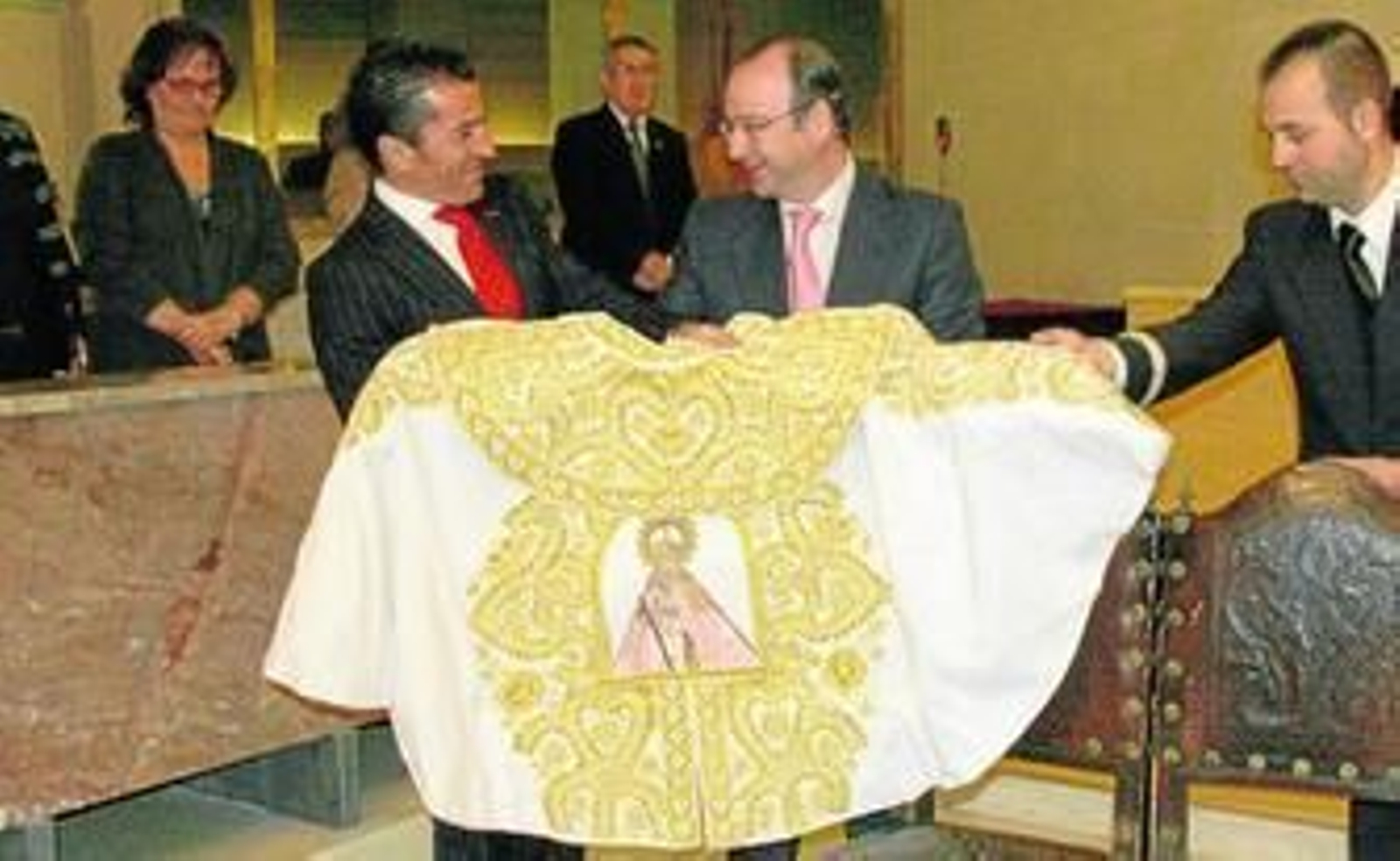 El alcalde Luis Rogelio Rodríguez Comendador entregando el Capote de Paseo de la Virgen del Mar 2008 a José Pedro Prados "El Fundi".