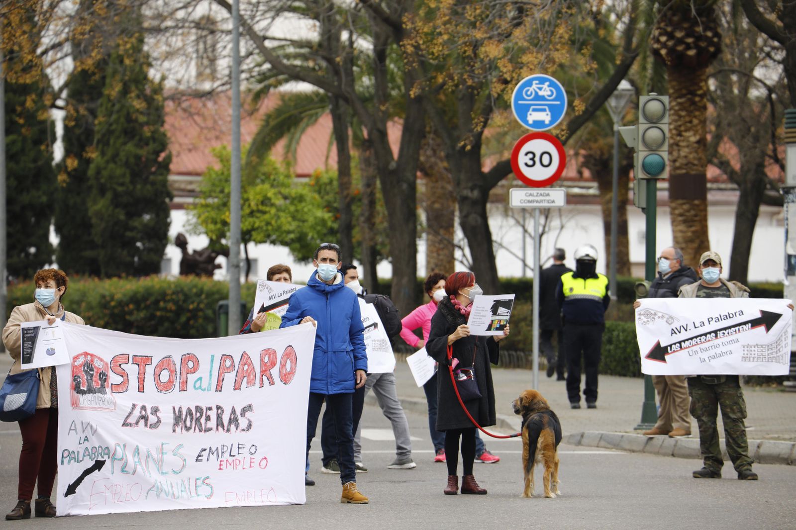 Los vecinos de Las Moreras cortan la carretera de Trassierra en Córdoba.