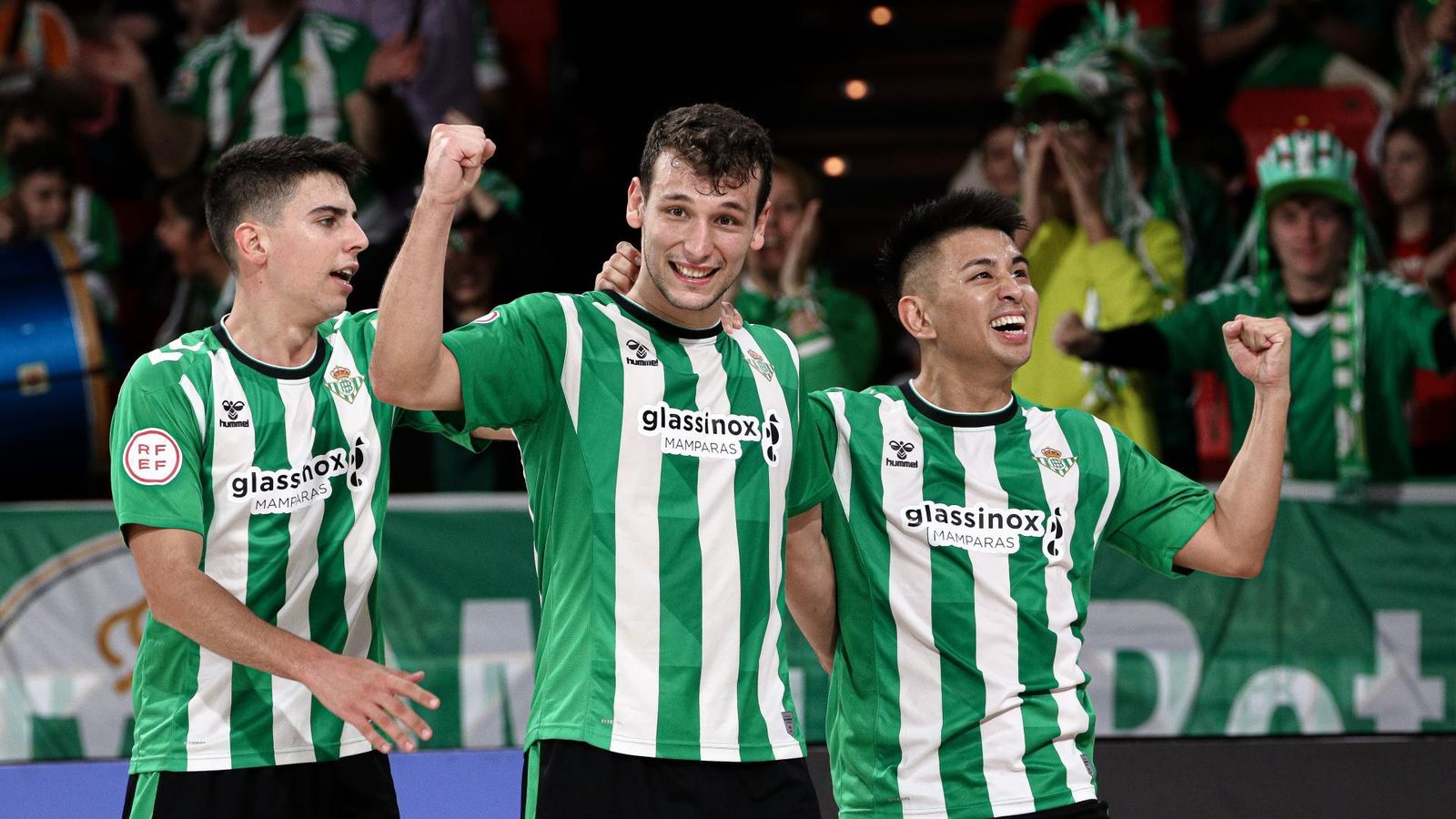 Henmi, Raúl y Eric Pérez celebran uno de los goles del internacional español.