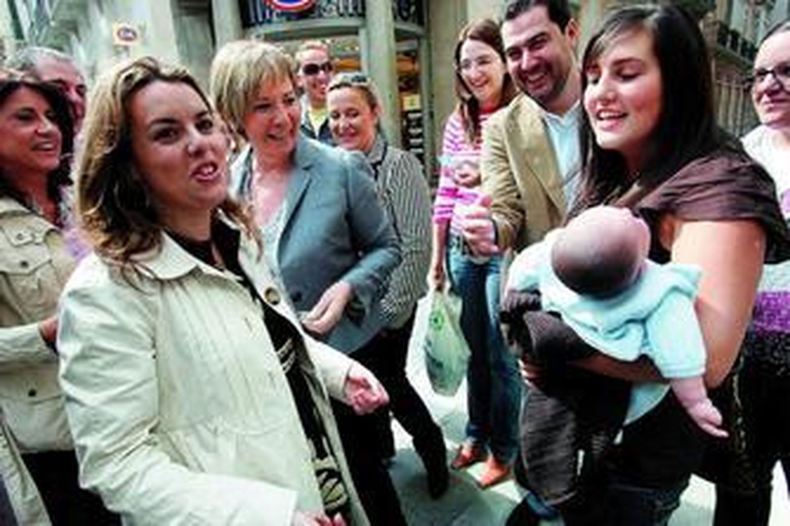 Campechana. Uno de los valores de Celia Villalobos, de paseo por el centro con Soraya Sáenz de Santamaría, es su naturalidad.