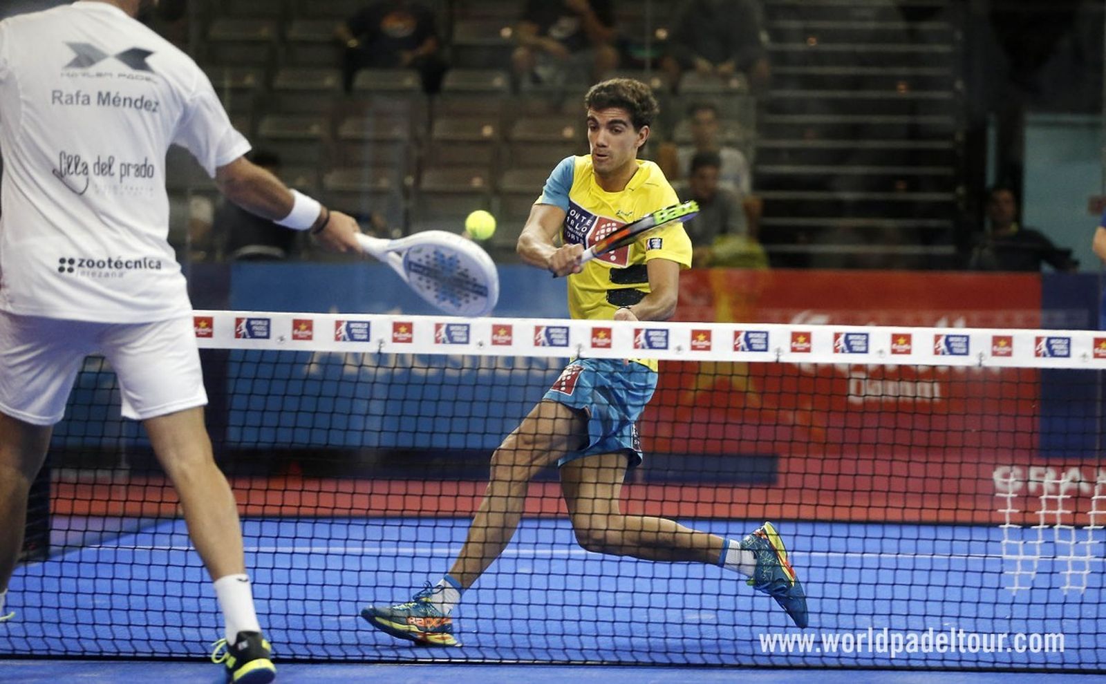 Lebrón conecta un golpe en su partido de primera ronda en Granada.