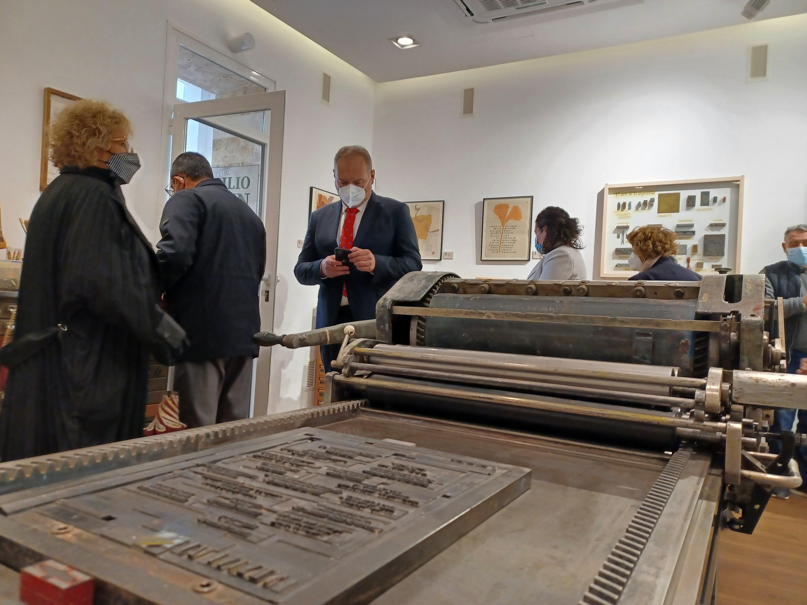 Antonio Fernández Liria, alcalde de Cuevas, en una de las salas del Museo-Taller dedicado a Emilio Sdun.