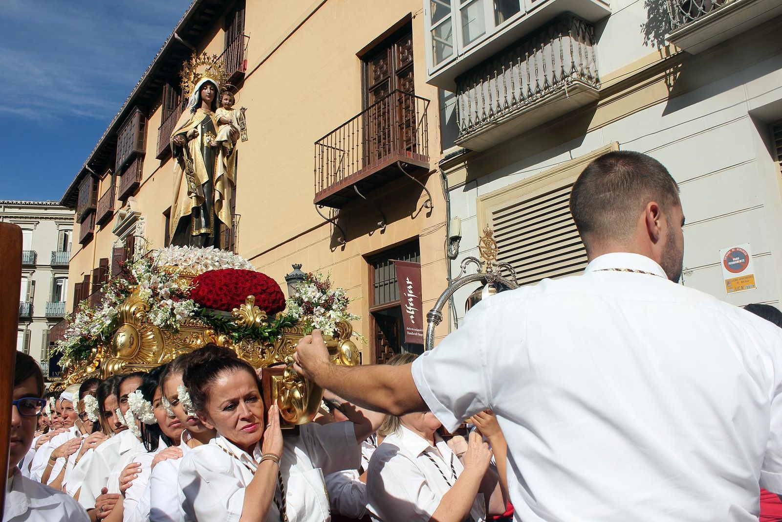 Mujeres portan a la Virgen del Carmen de El Palo por calle Císter tras salir de la Catedral.