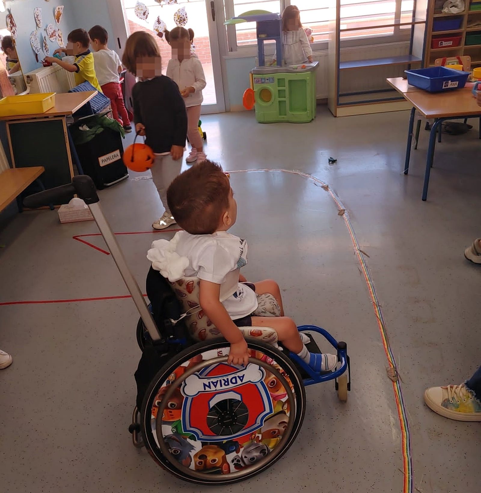 El pequeño Adrián, en clase junto a sus compañeros.